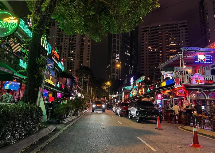 9 Bukit Bintang 5 Minutes To Alor Street Seri Bukit Ceylon 2R2B 8 Pax